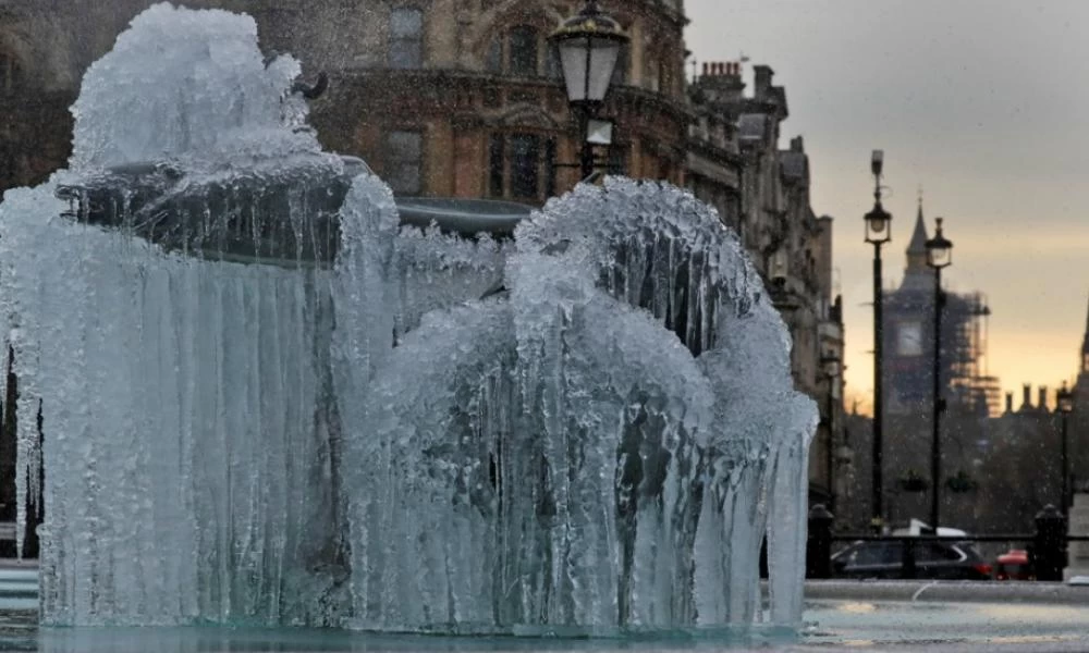 Πολικό ψύχος στην Βρετανία: Πάγωσαν τα ακόμη και τα σιντριβάνια